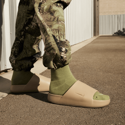 DÉP NIKE CALM SLIDE - KHAKI/KHAKI